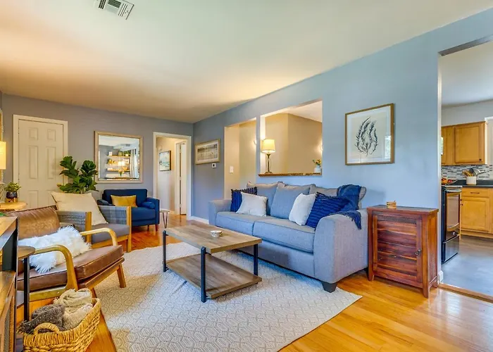 Holiday home Pet-friendly W/ Sunny Backyard!