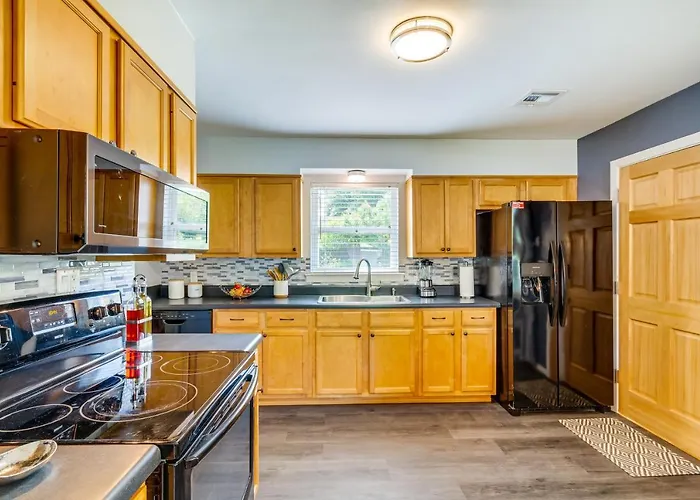 Holiday home Pet-friendly W/ Sunny Backyard! *