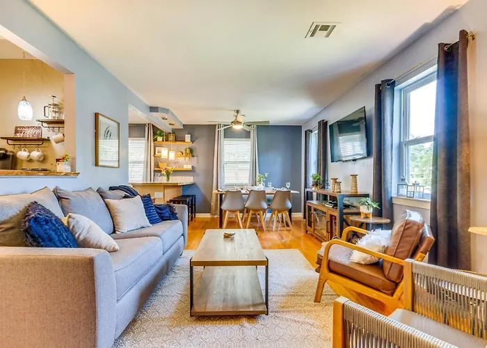 Pet-friendly W/ Sunny Backyard! *