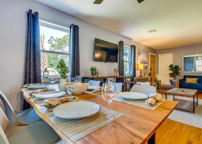 Pet-friendly W/ Sunny Backyard! Holiday home *