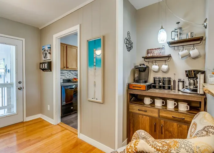 Pet-friendly W/ Sunny Backyard! Holiday home