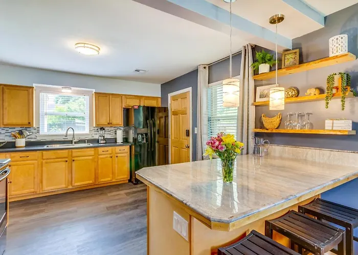 Holiday home Pet-friendly W/ Sunny Backyard!