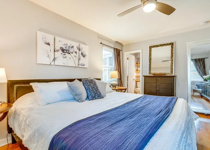 Holiday home Pet-friendly W/ Sunny Backyard!