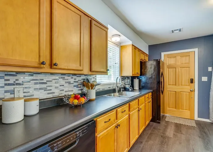 Pet-friendly W/ Sunny Backyard! *