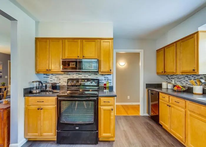 Pet-friendly W/ Sunny Backyard! * Pensacola