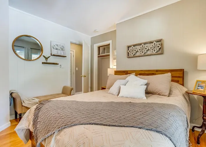 Pet-friendly W/ Sunny Backyard! Holiday home *