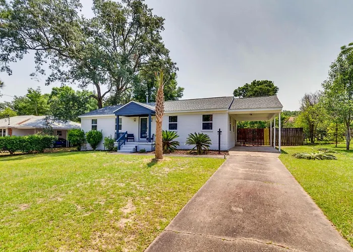Pet-friendly W/ Sunny Backyard! Holiday home *