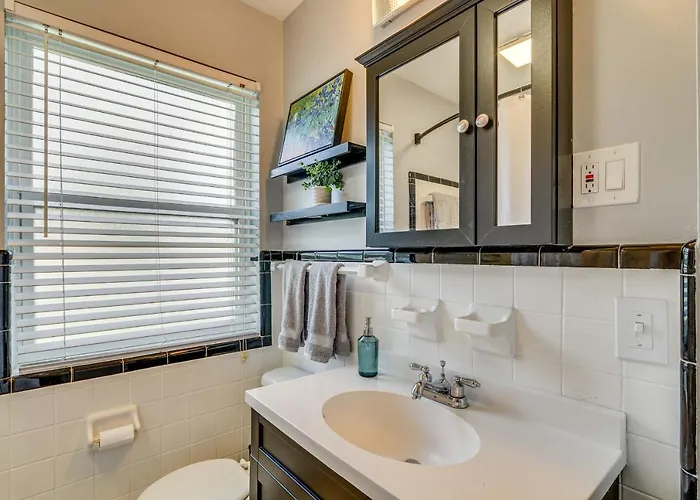 Holiday home Pet-friendly W/ Sunny Backyard! *