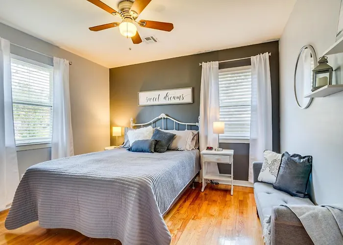 Holiday home Pet-friendly W/ Sunny Backyard!