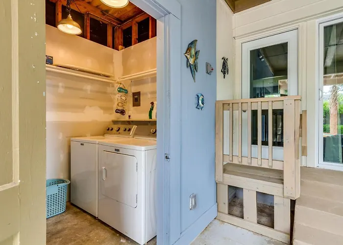 Holiday home Pet-friendly W/ Sunny Backyard! *