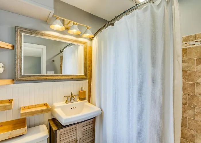 Holiday home Pet-friendly W/ Sunny Backyard!
