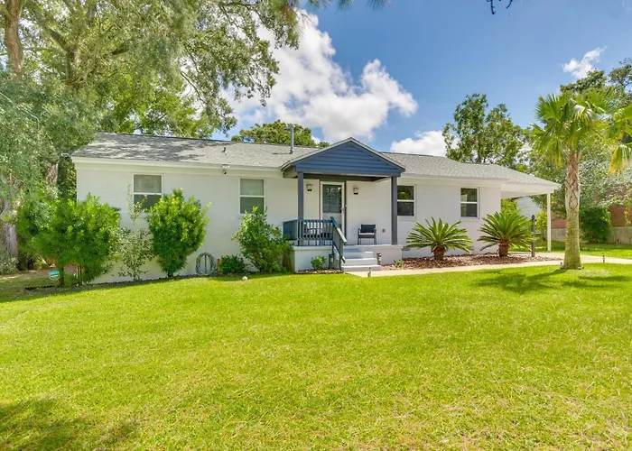 Pet-friendly W/ Sunny Backyard! Holiday home *