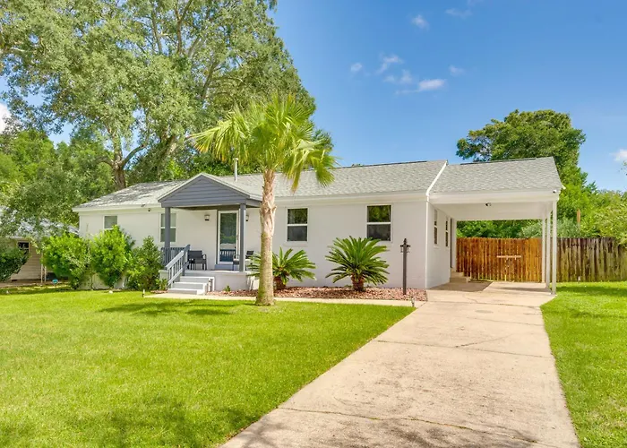 Holiday home Pet-friendly W/ Sunny Backyard! *